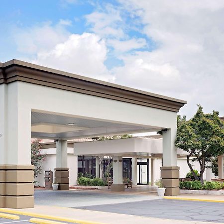 Days Inn By Wyndham Montgomery Near Aum Extérieur photo