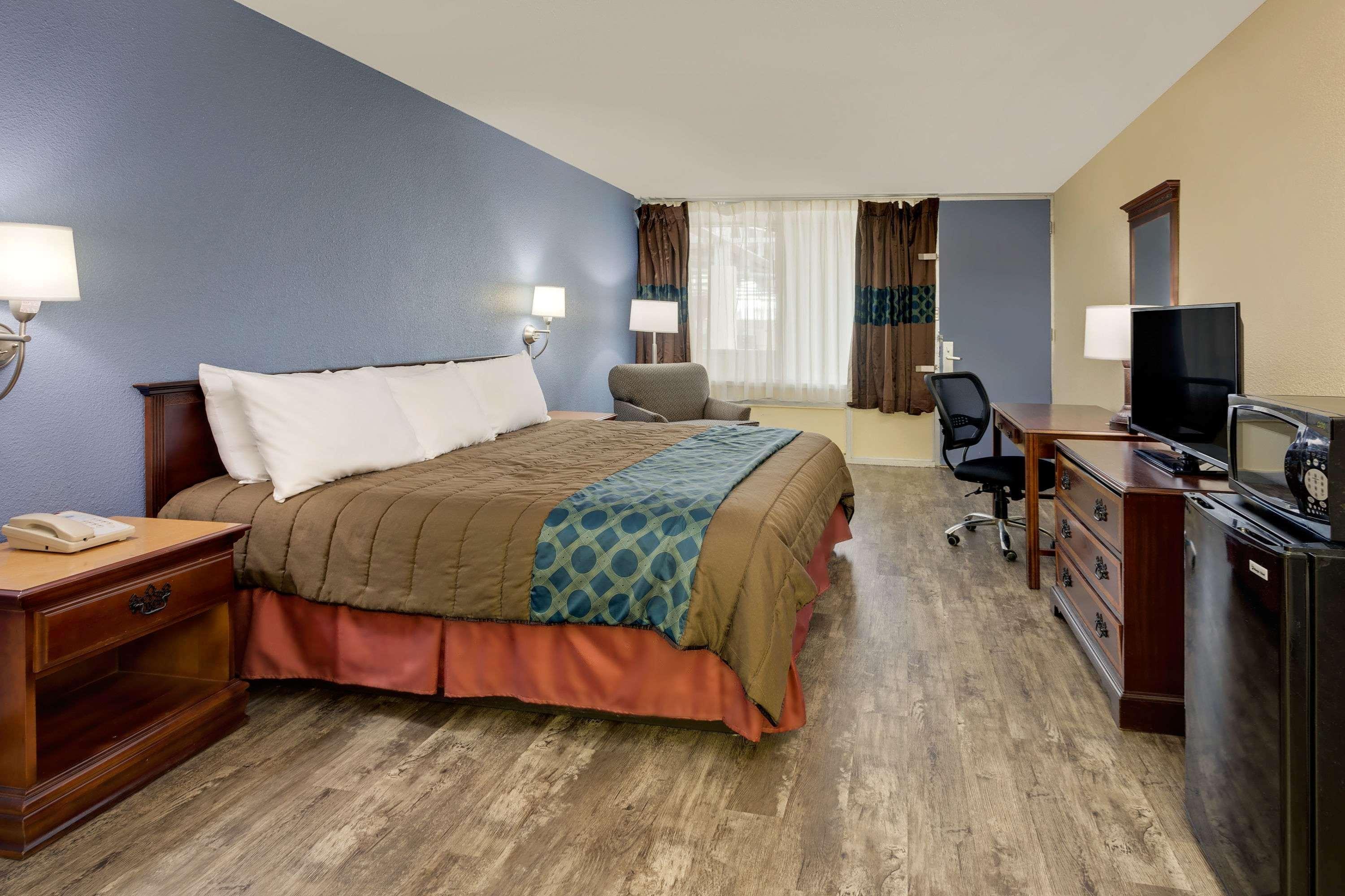 Days Inn By Wyndham Montgomery Near Aum Extérieur photo