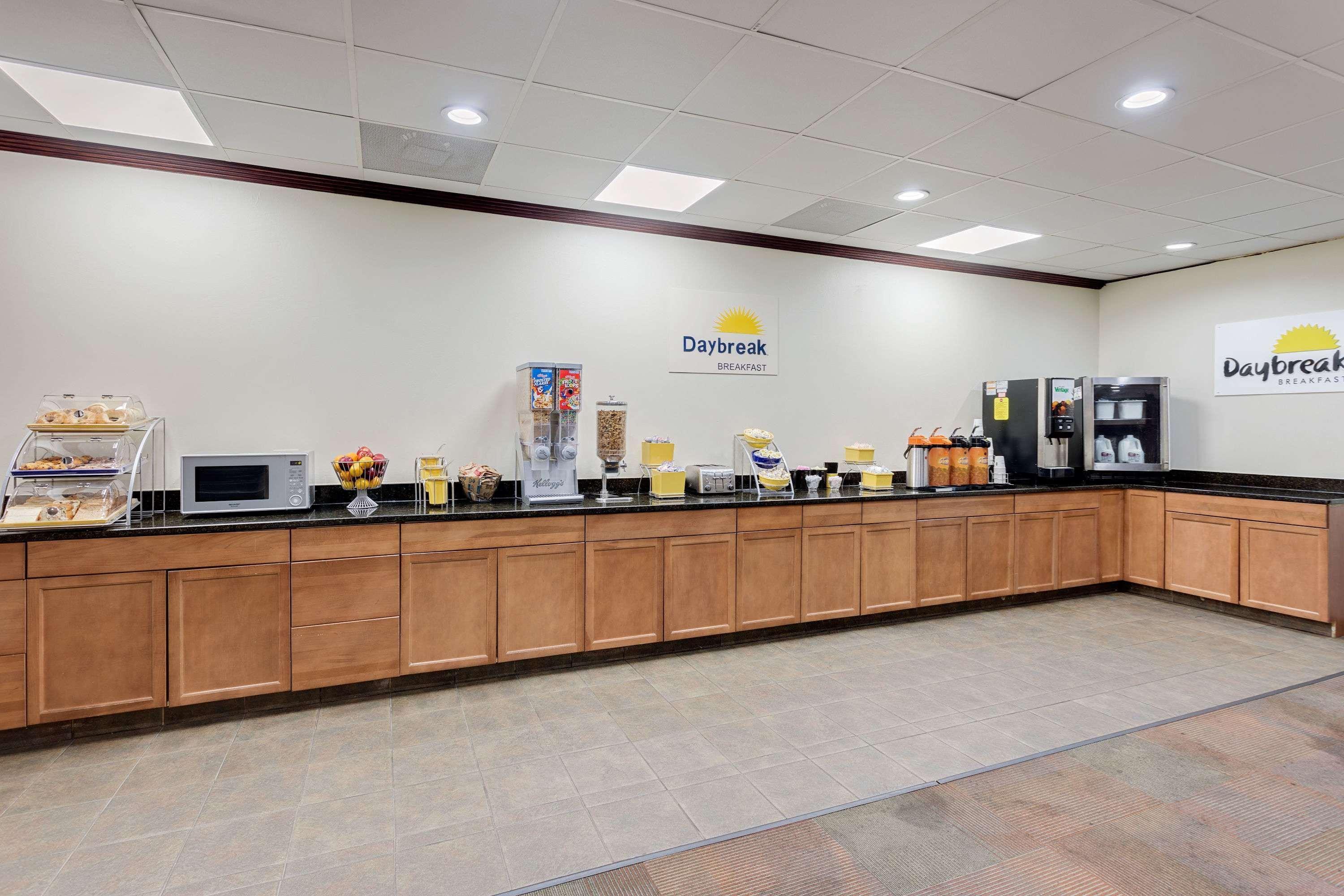 Days Inn By Wyndham Montgomery Near Aum Extérieur photo