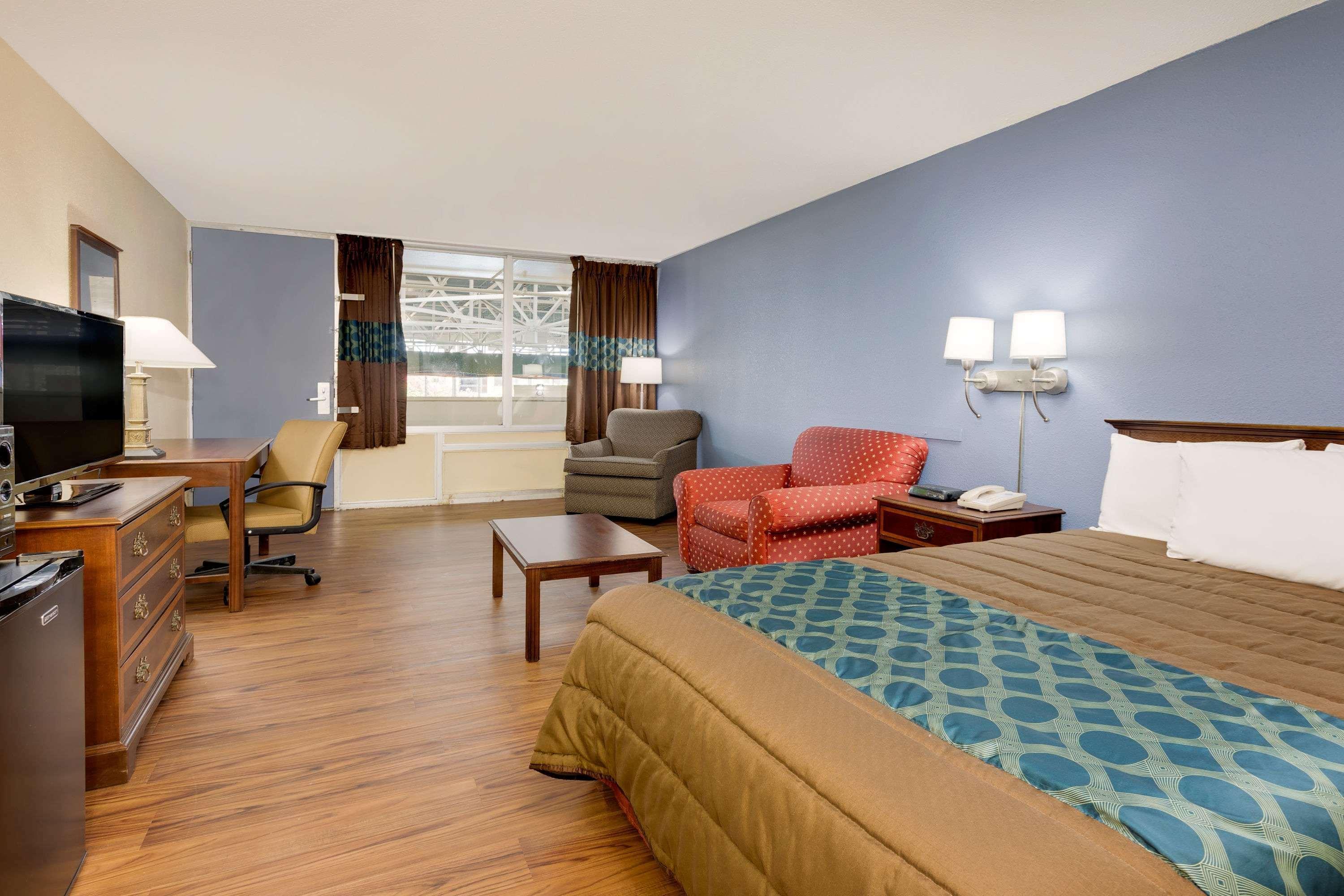 Days Inn By Wyndham Montgomery Near Aum Extérieur photo