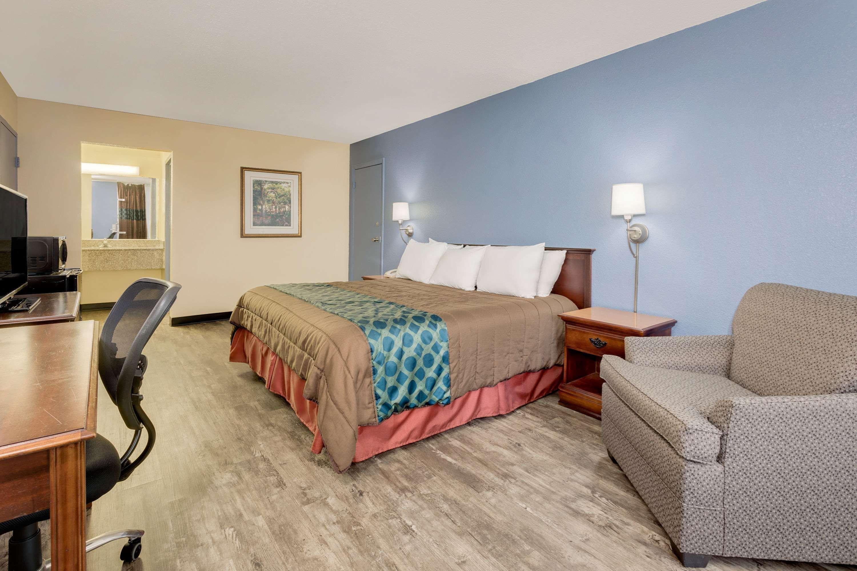 Days Inn By Wyndham Montgomery Near Aum Extérieur photo