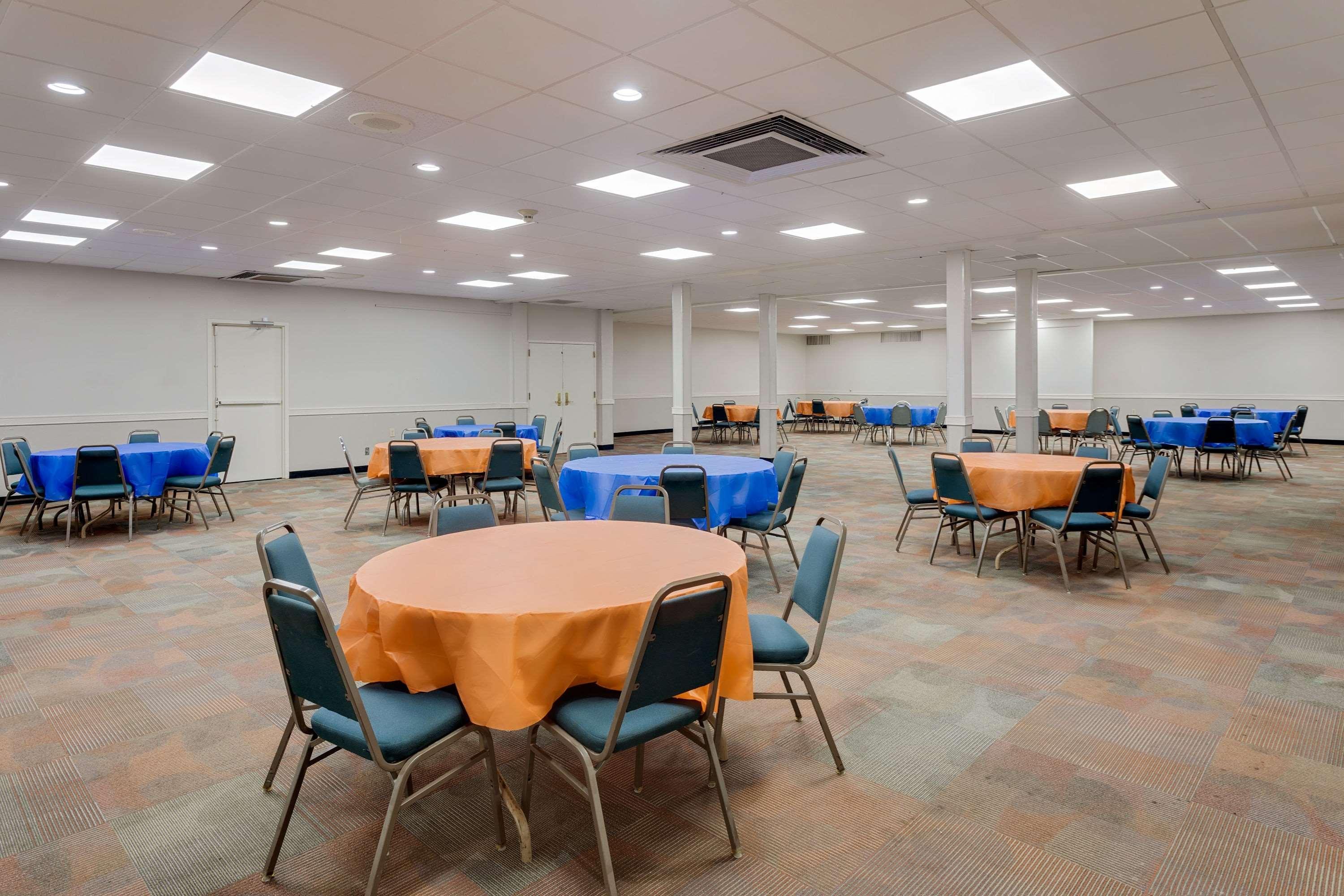 Days Inn By Wyndham Montgomery Near Aum Extérieur photo