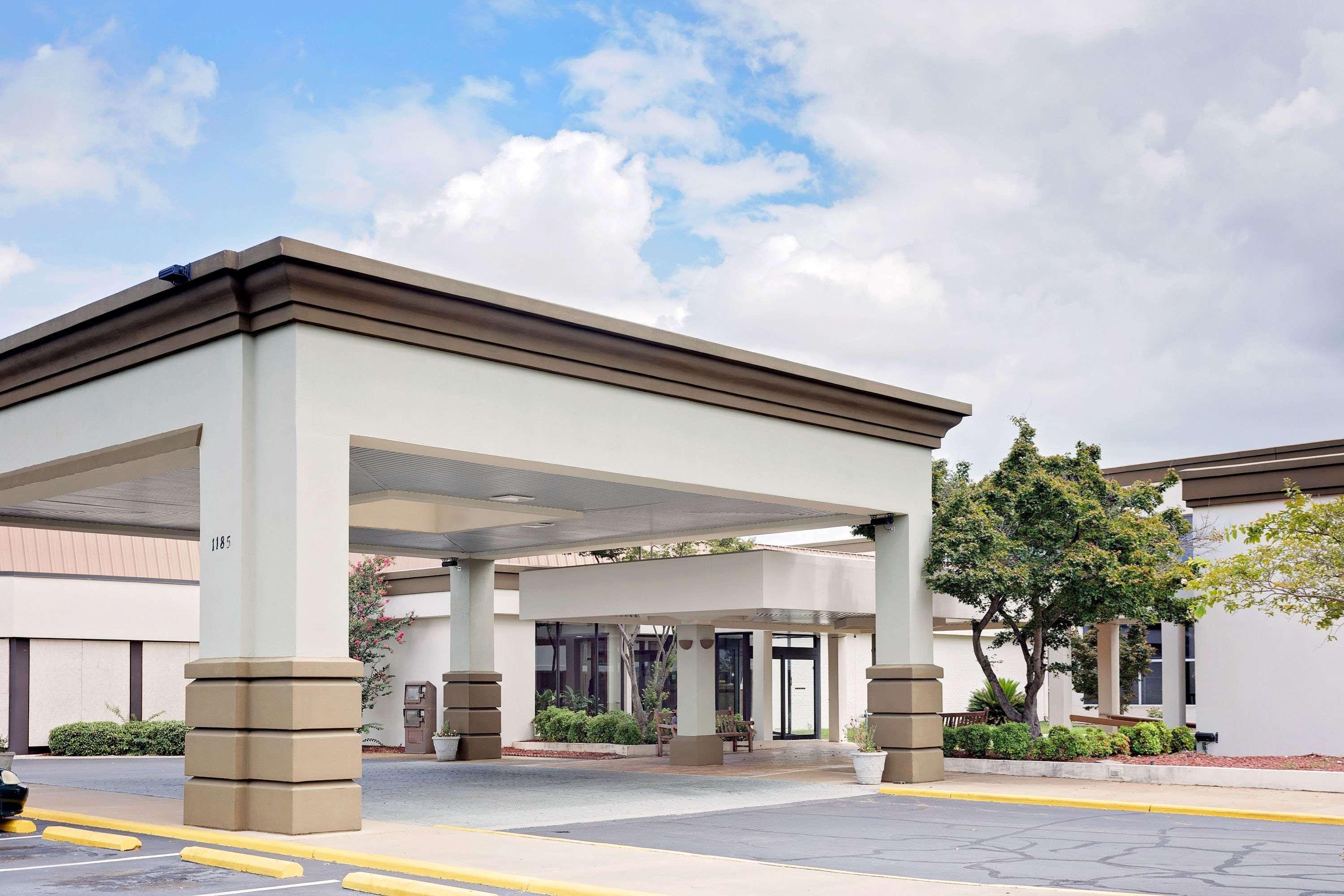 Days Inn By Wyndham Montgomery Near Aum Extérieur photo