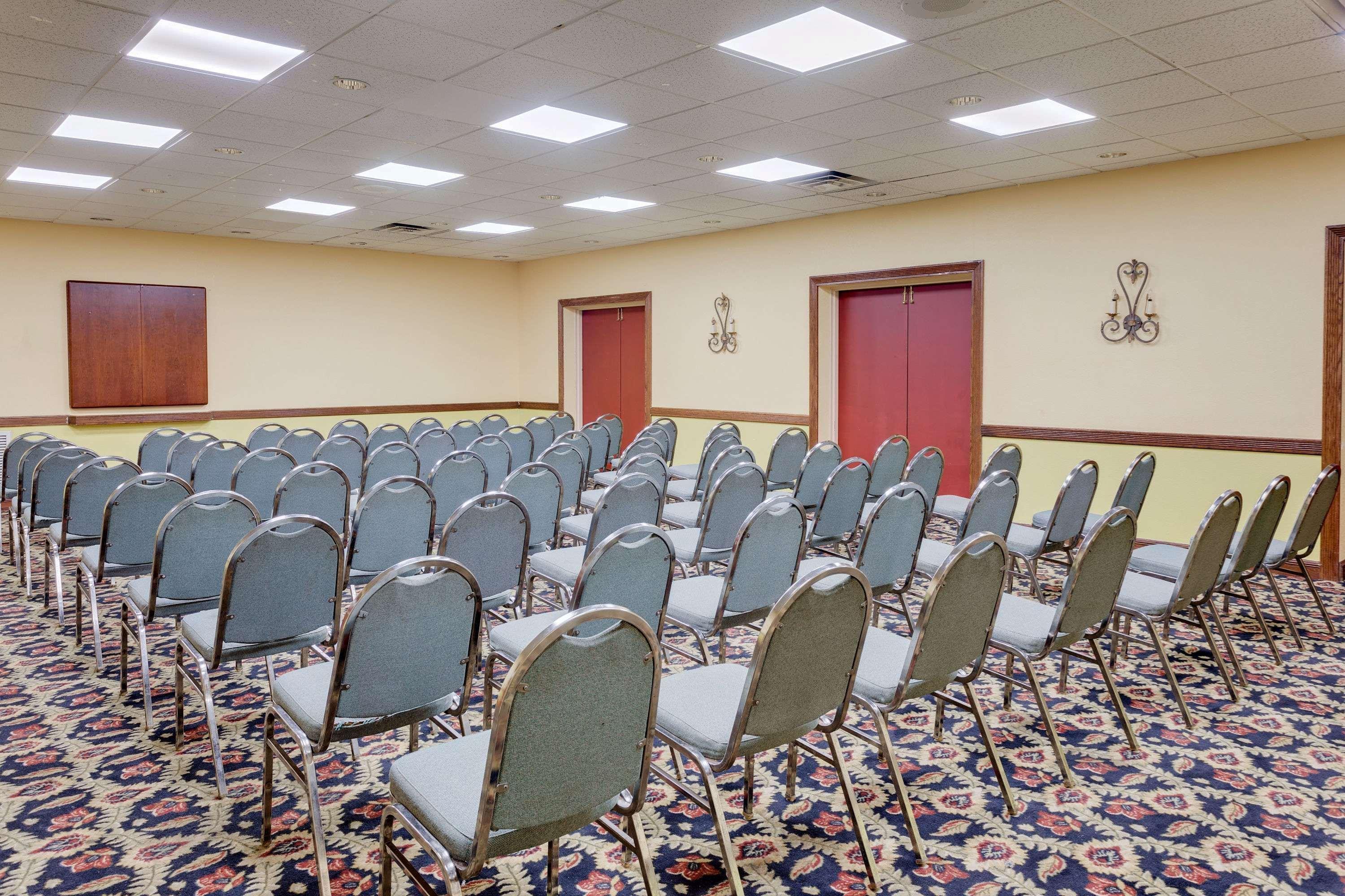 Days Inn By Wyndham Montgomery Near Aum Extérieur photo