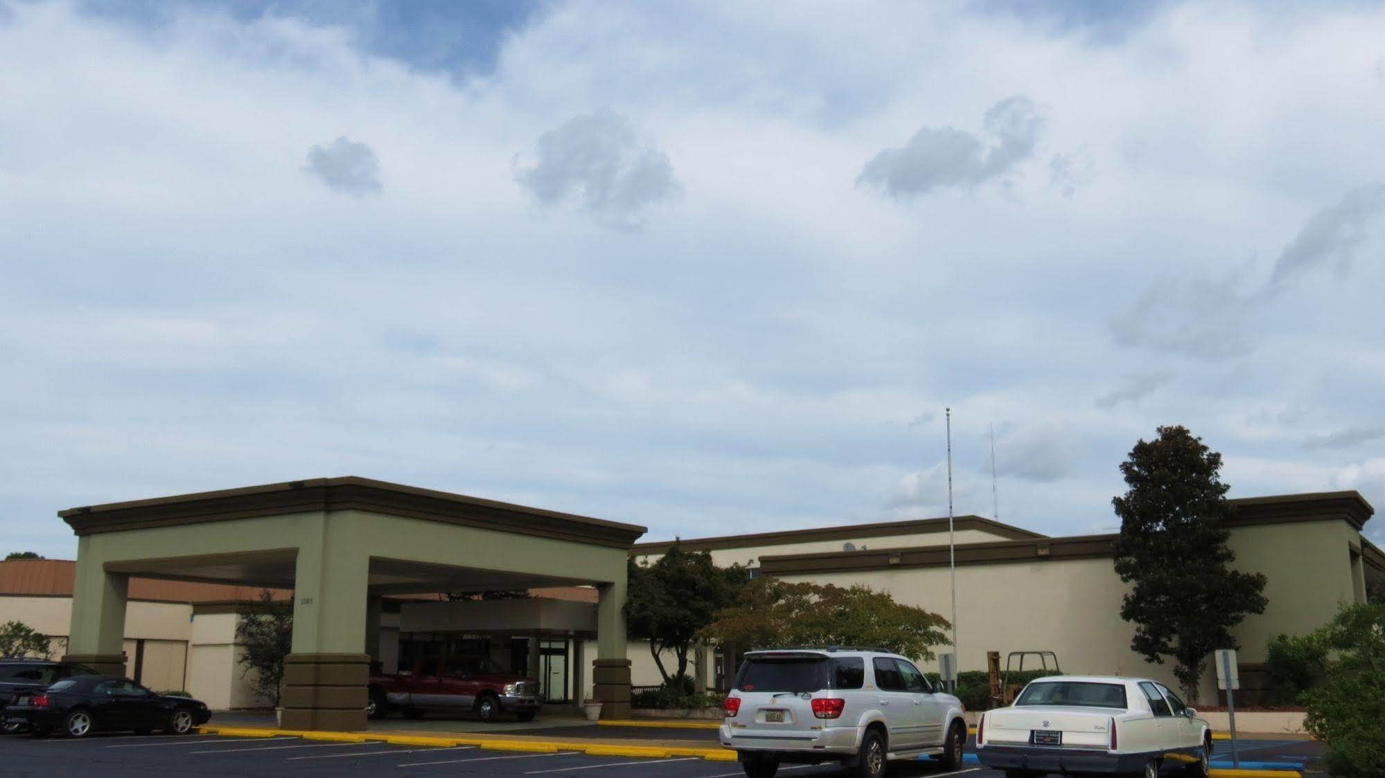 Days Inn By Wyndham Montgomery Near Aum Extérieur photo