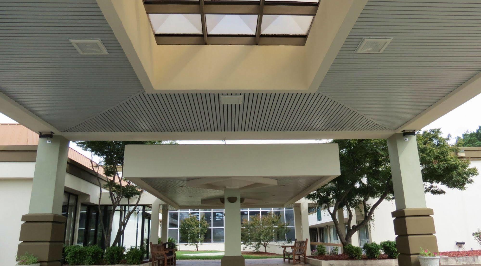 Days Inn By Wyndham Montgomery Near Aum Extérieur photo