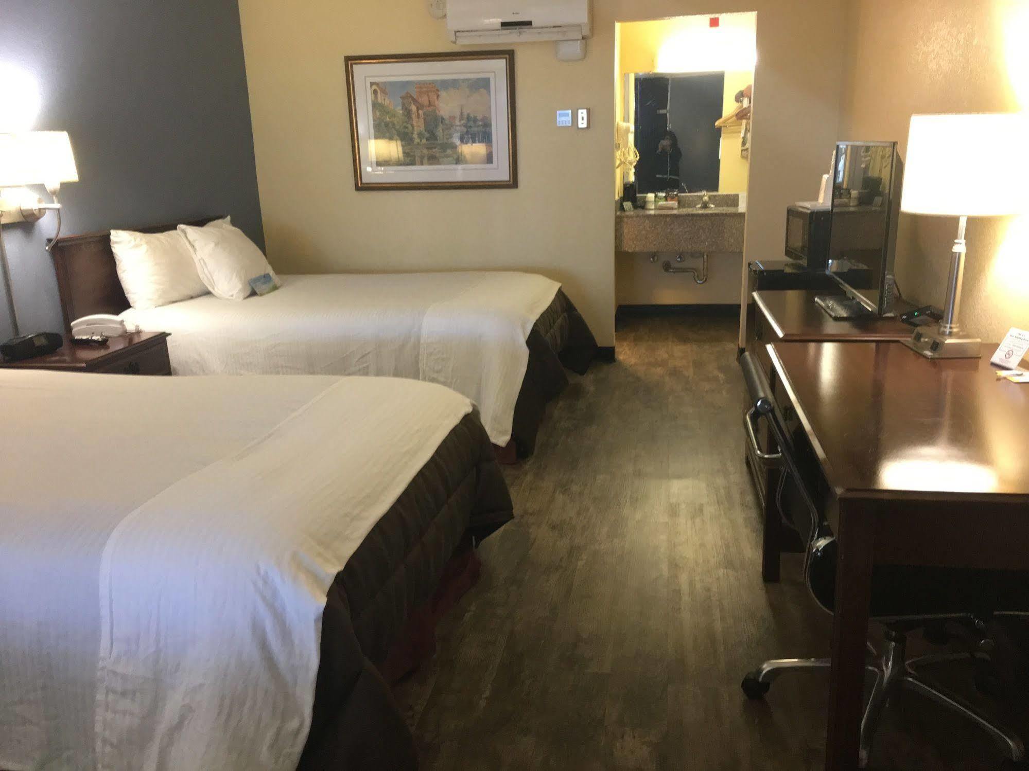 Days Inn By Wyndham Montgomery Near Aum Extérieur photo
