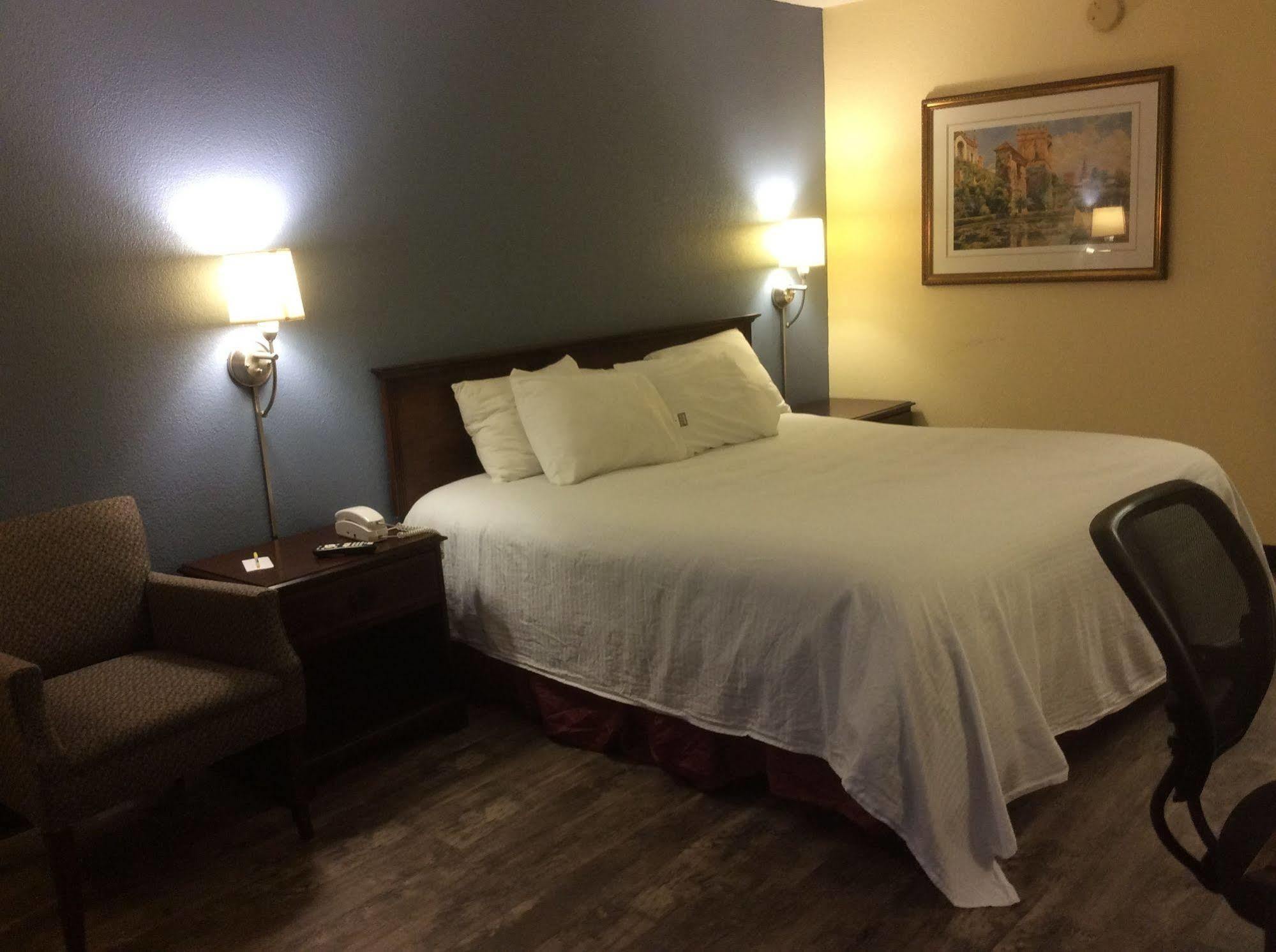 Days Inn By Wyndham Montgomery Near Aum Extérieur photo