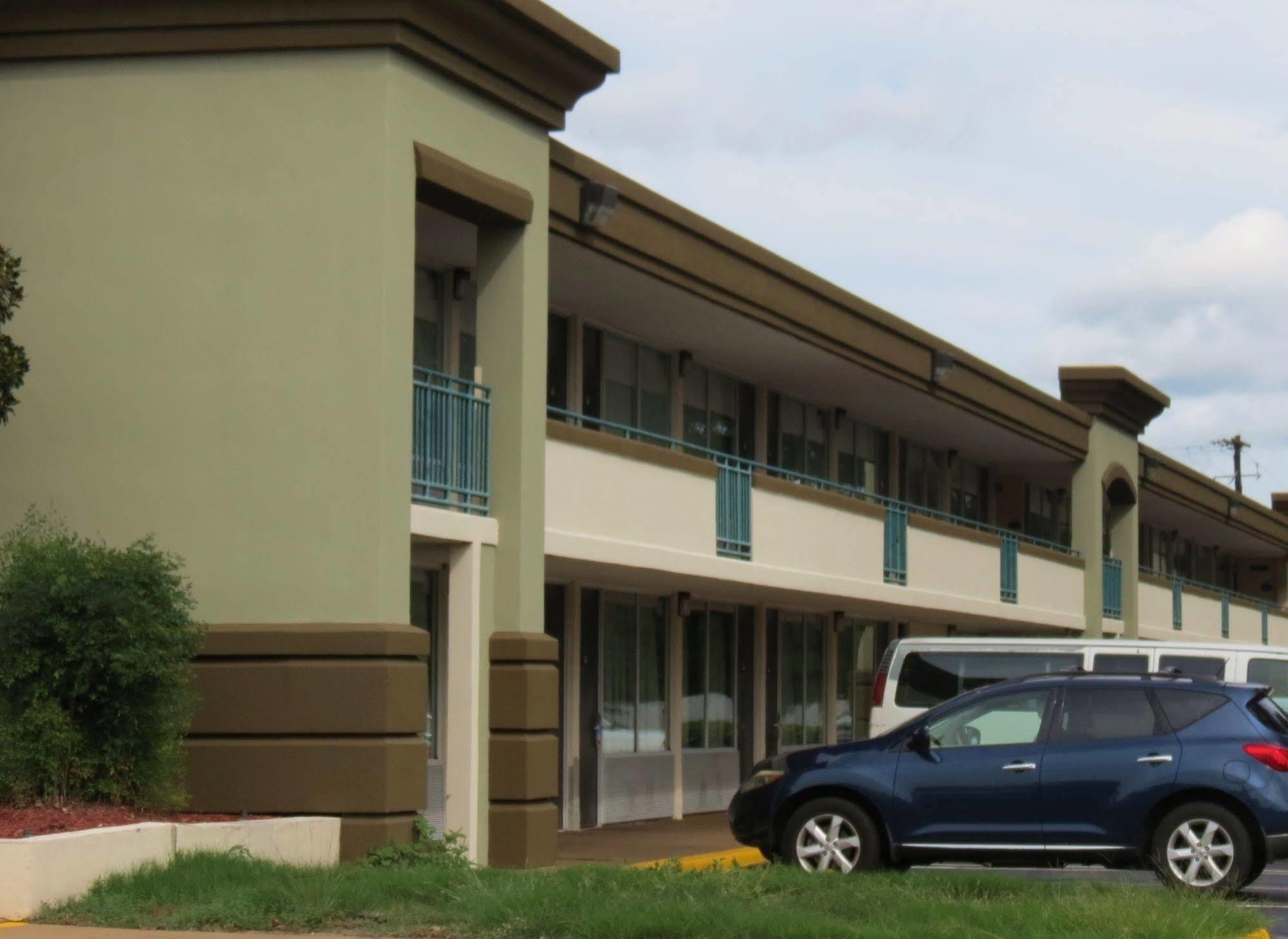 Days Inn By Wyndham Montgomery Near Aum Extérieur photo