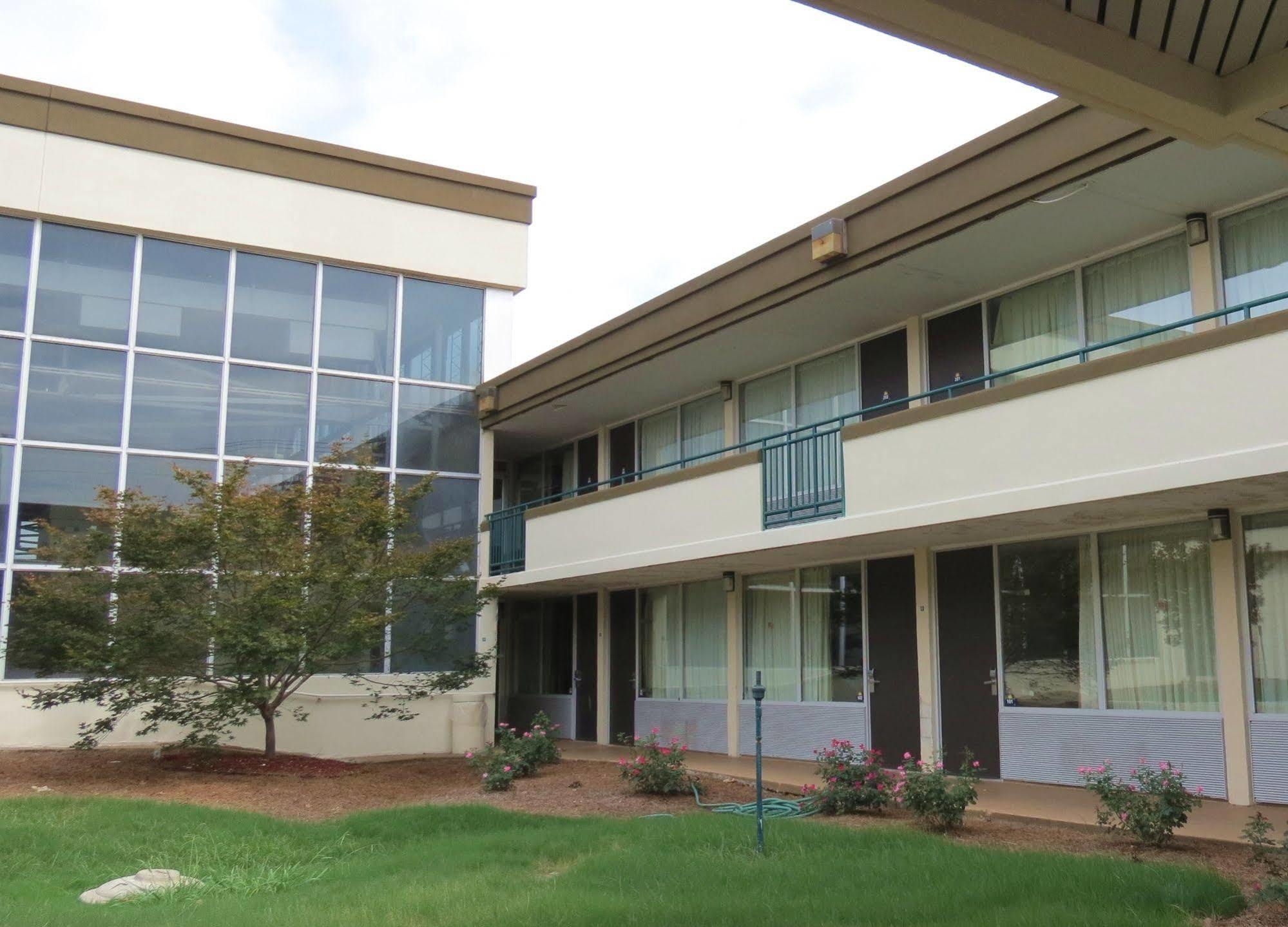 Days Inn By Wyndham Montgomery Near Aum Extérieur photo