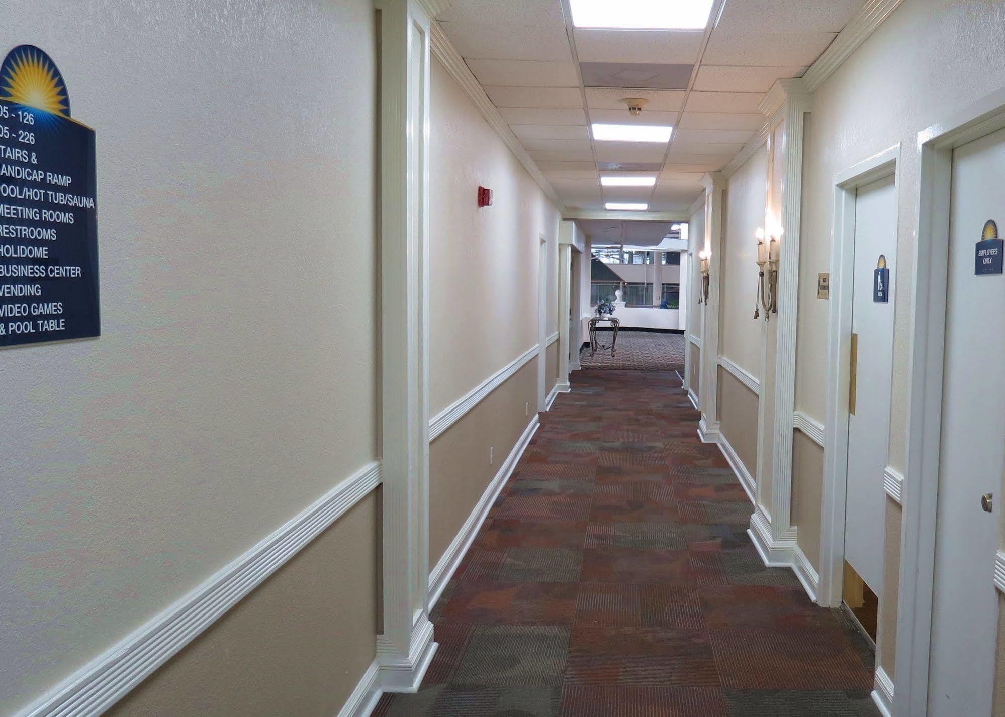 Days Inn By Wyndham Montgomery Near Aum Extérieur photo