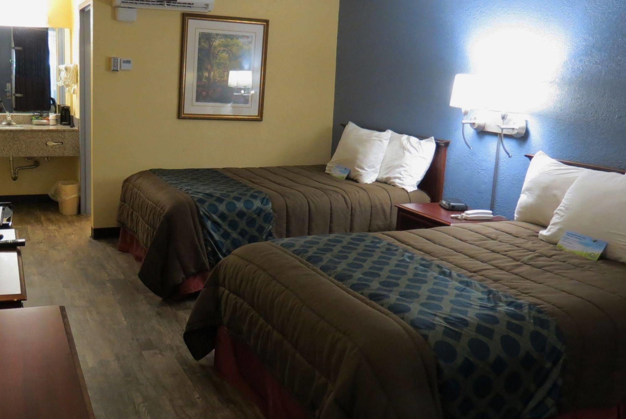 Days Inn By Wyndham Montgomery Near Aum Extérieur photo