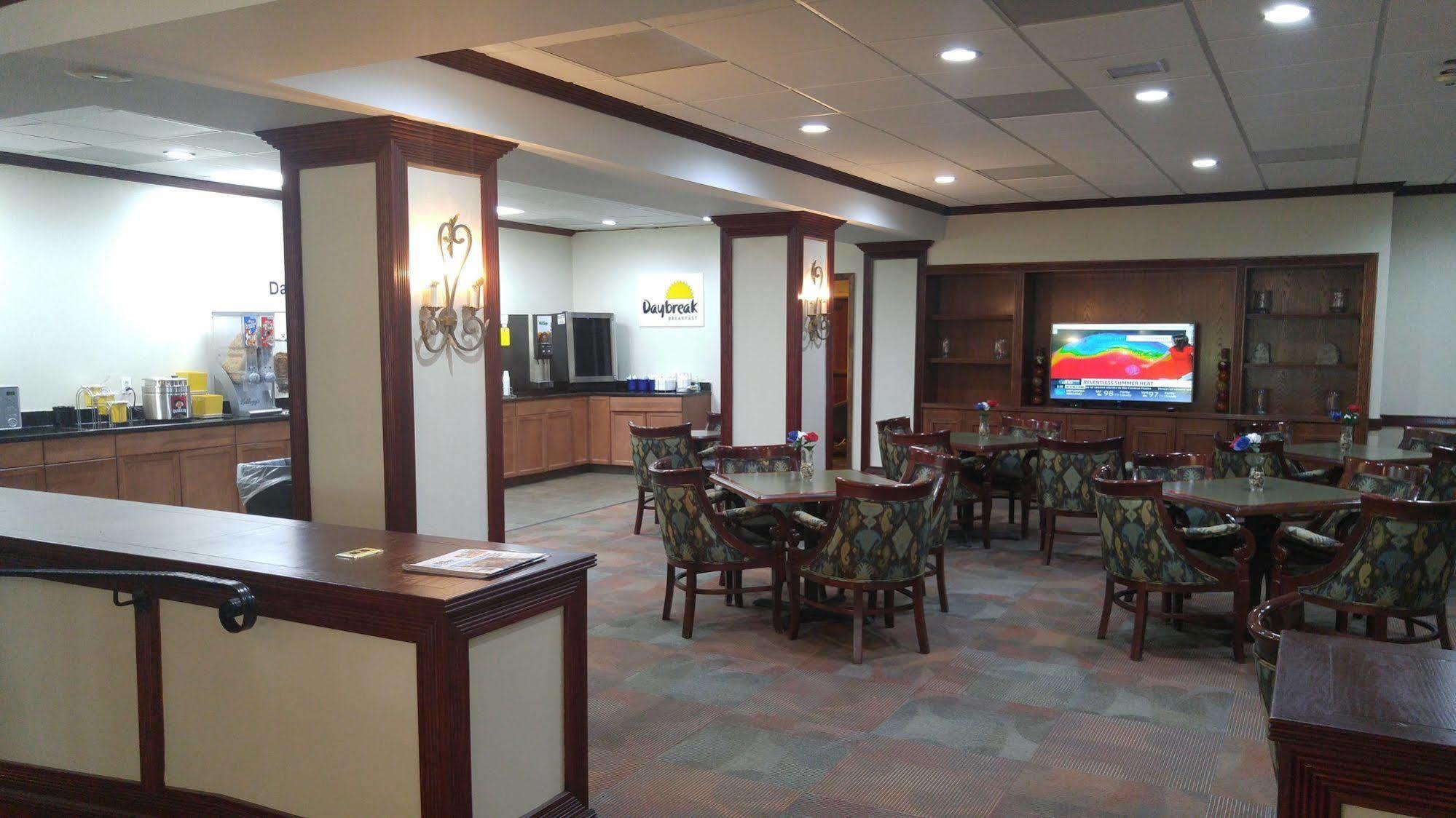 Days Inn By Wyndham Montgomery Near Aum Extérieur photo